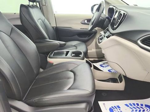 Used 2024 Chrysler Pacifica Touring-L FWD image 23