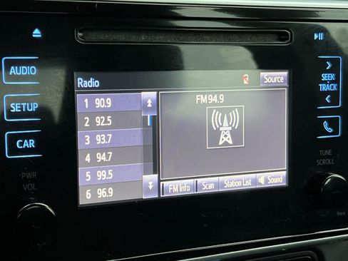 Used 2017 Toyota Corolla LE image 18