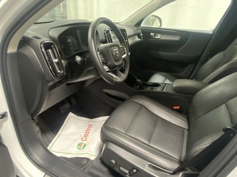 Used 2025 Volvo XC40 B5 Core image 10