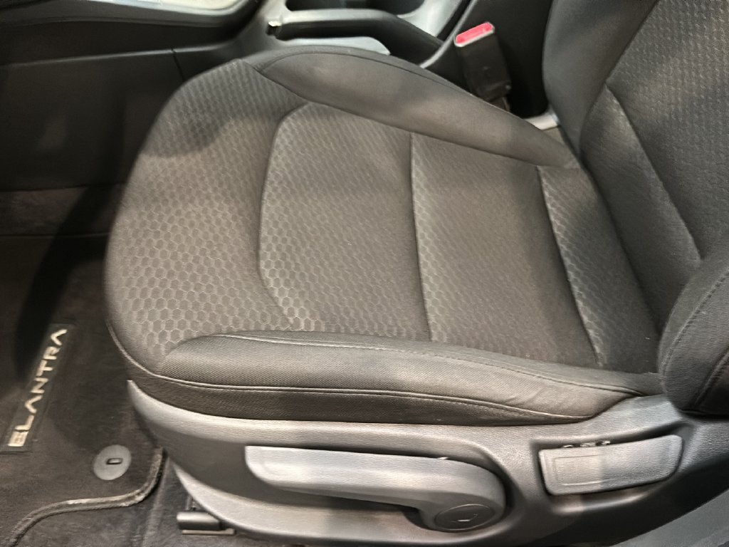 Used 2020 Hyundai Elantra SE w/ Cargo Package (C1) FWD image 12