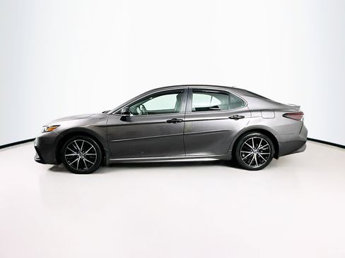 Used 2023 Toyota Camry SE image 4