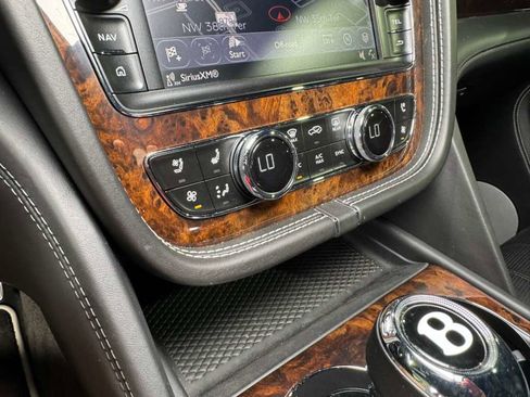 Used 2018 Bentley Bentayga image 29
