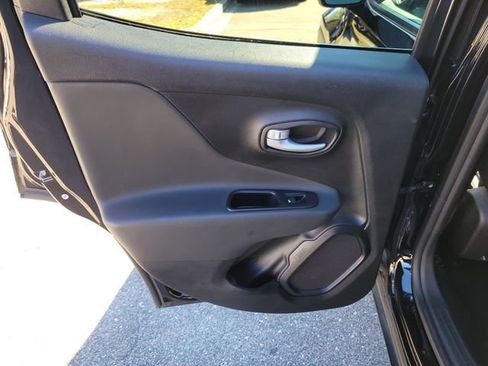 Used 2023 Jeep Renegade Latitude image 29