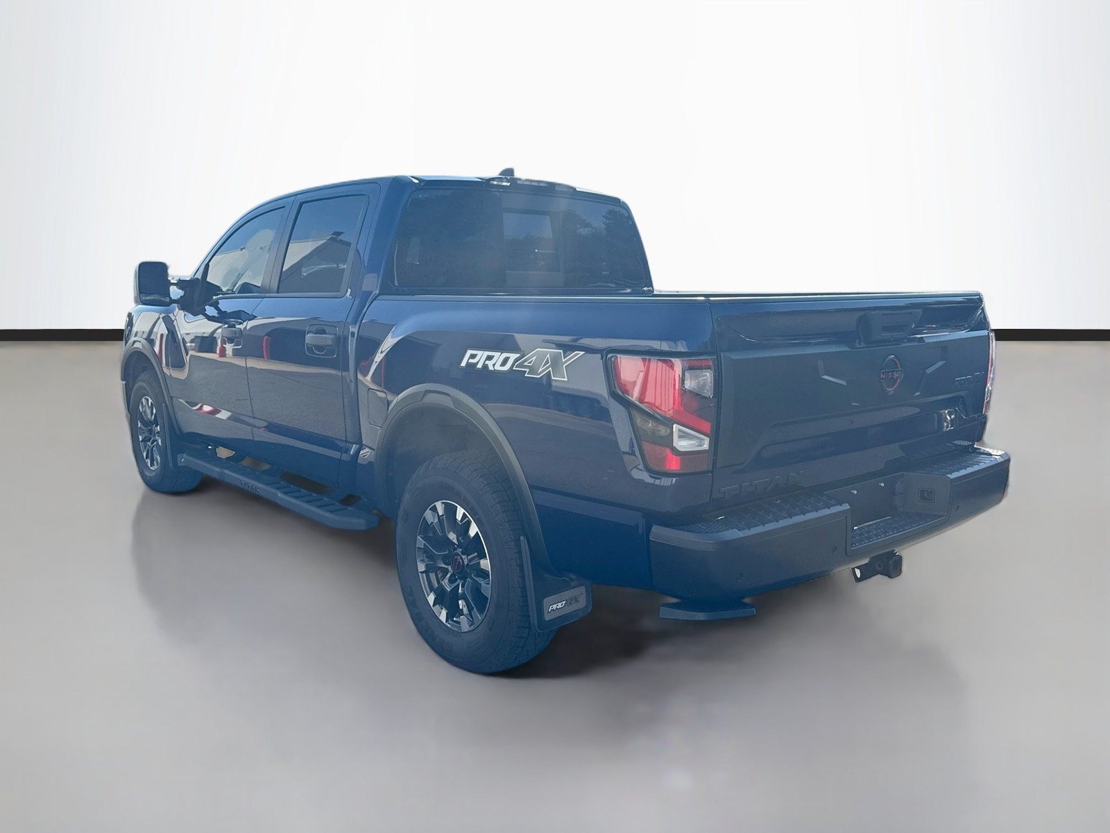 Used 2024 Nissan Titan PRO-4X w/ Pro-4x Convenience Package AWD/4WD image 5