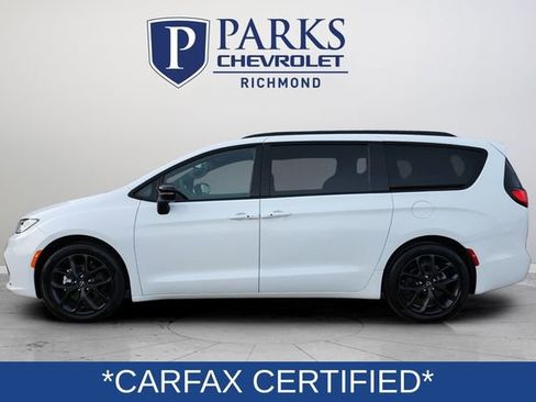 Used 2025 Chrysler Pacifica Limited image 4