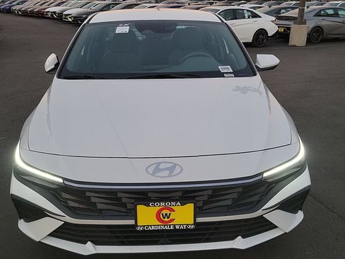 Used 2026 Hyundai Elantra SE FWD image 2