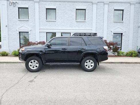Used 2017 Toyota 4Runner SR5 AWD/4WD image 2