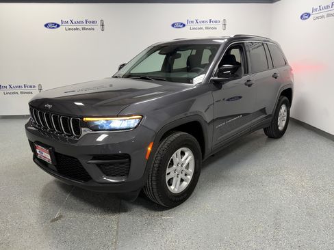 Used 2023 Jeep Grand Cherokee Laredo image 3