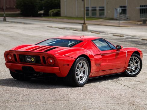 Used 2005 Ford GT RWD image 11