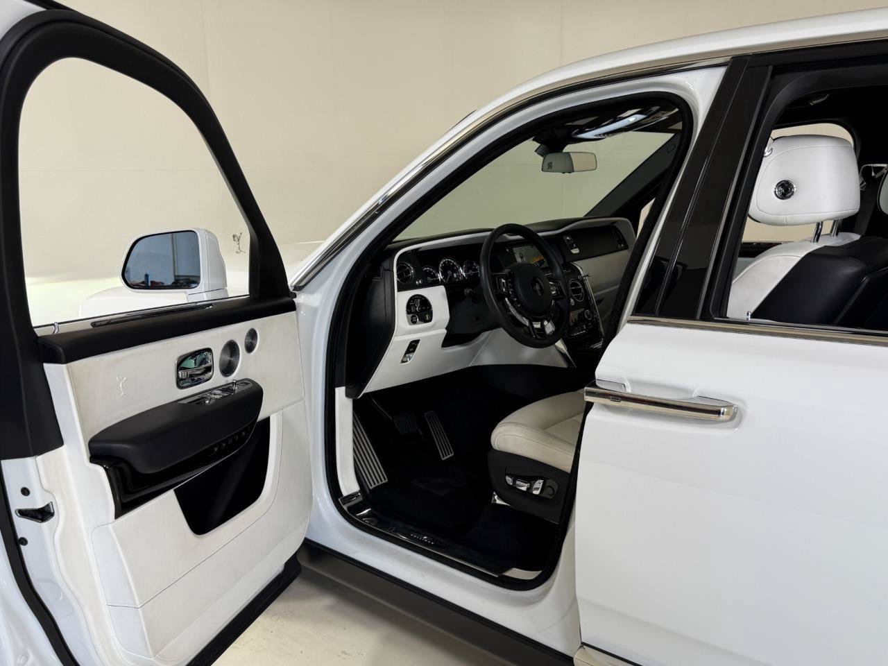 Used 2022 Rolls-Royce Cullinan w/ Cullinan Package AWD/4WD image 12