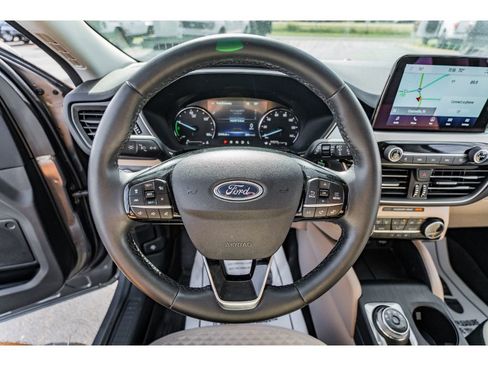 Used 2022 Ford Escape SE w/ SE Sport Appearance Package image 11