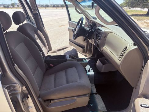 Used 2004 Ford Explorer Sport Trac 2WD image 35