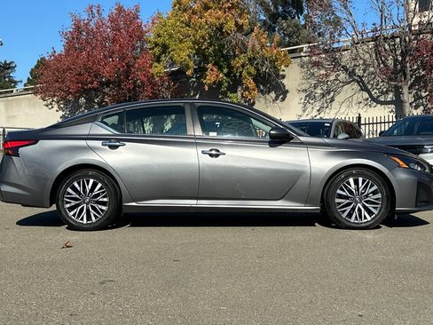 Used 2023 Nissan Altima 2.5 SV image 3