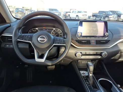 Used 2024 Nissan Altima 2.5 SV image 7
