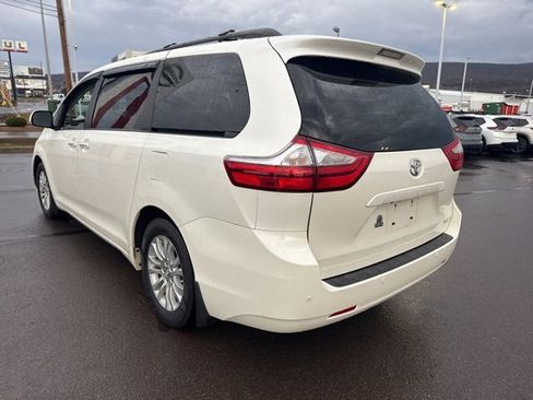 Used 2017 Toyota Sienna XLE w/ XLE Navigation Package image 7