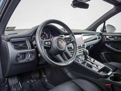 Certified 2025 Porsche Macan AWD/4WD image 4