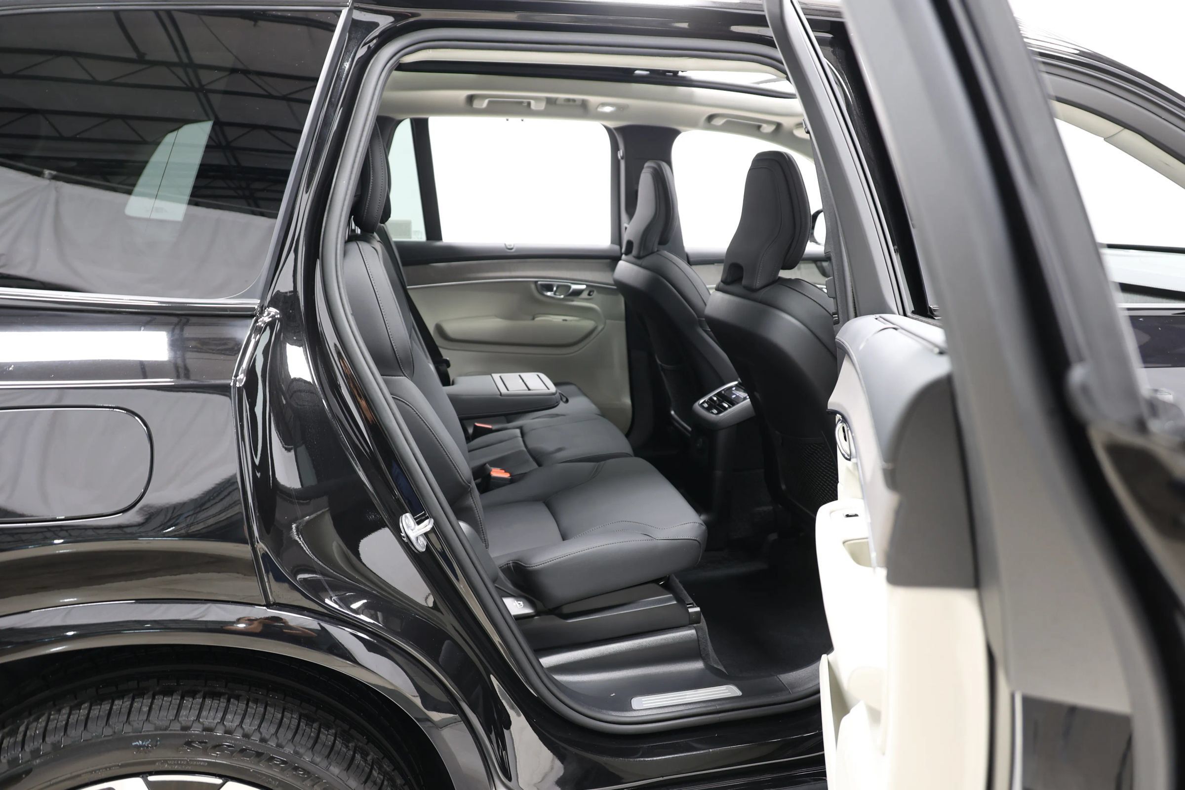 Used 2025 Volvo XC90 T8 Plus w/ Protection Package Premier AWD/4WD image 80