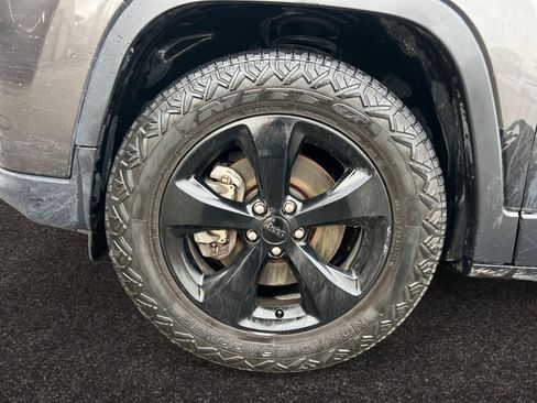 Used 2020 Jeep Cherokee Latitude Plus image 14