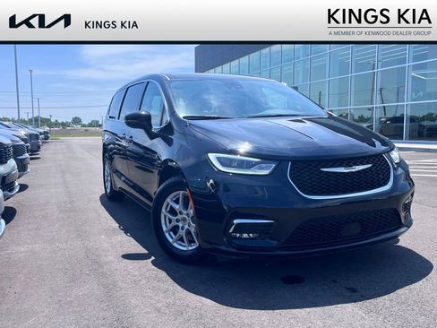 Used 2023 Chrysler Pacifica Touring-L FWD image 1