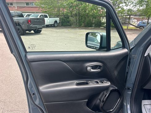 Used 2017 Jeep Renegade Altitude w/ Advanced Technology Group AWD/4WD image 20