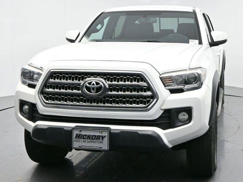 Used 2017 Toyota Tacoma TRD Off-Road image 2