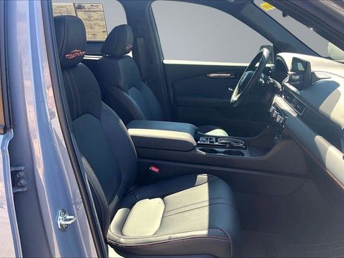 Used 2025 Honda Pilot TrailSport image 8