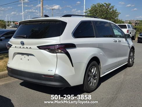 Used 2025 Toyota Sienna XLE FWD image 4