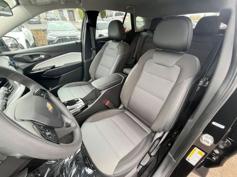Used 2025 Chevrolet Trax LT image 34