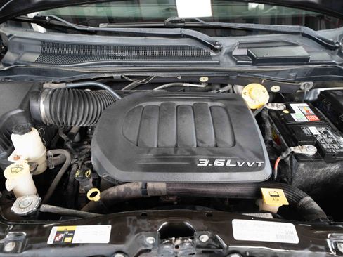 Used 2016 Chrysler Town & Country Touring FWD image 30