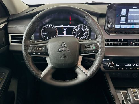 Used 2024 Mitsubishi Outlander SE image 17