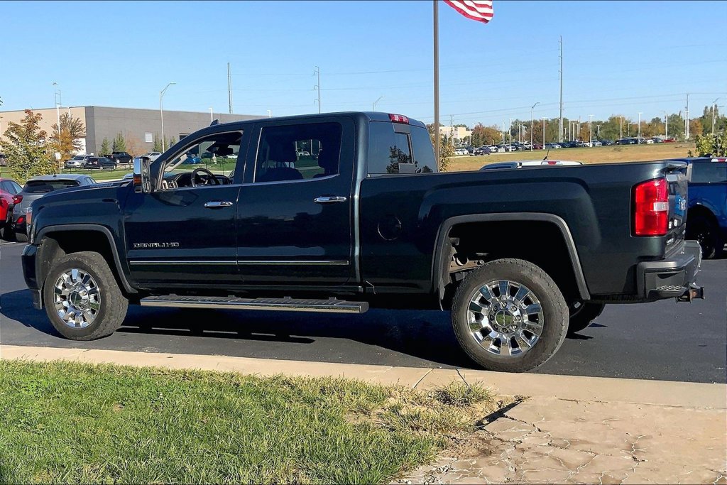 Used 2018 GMC Sierra 2500 Denali w/ Duramax Plus Package AWD/4WD image 2