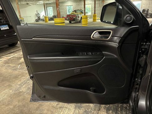 Used 2017 Jeep Grand Cherokee Limited image 32