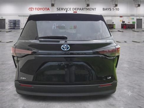 Used 2025 Toyota Sienna LE FWD image 6