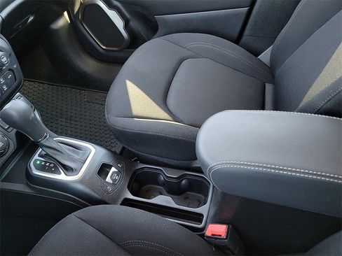 Used 2023 Jeep Renegade Latitude image 20