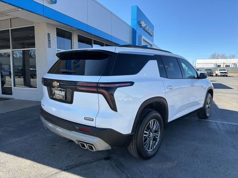 Used 2025 Chevrolet Traverse LT image 3