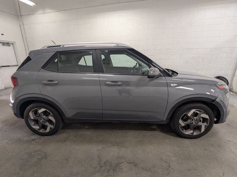 Used 2023 Hyundai Venue SEL FWD image 3