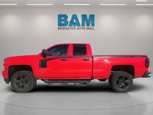 Used 2018 Chevrolet Silverado 1500 Custom w/ Custom Value Package image 4
