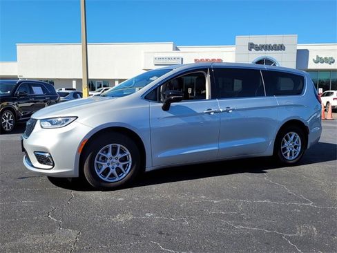 Certified 2024 Chrysler Pacifica Touring-L image 3