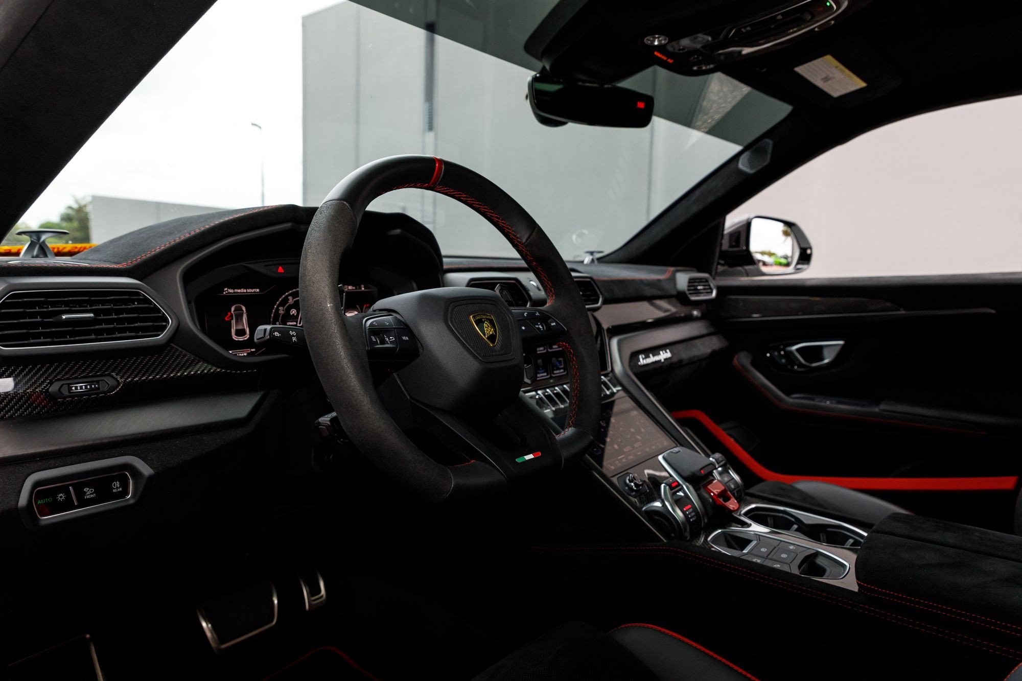 Used 2024 Lamborghini Urus Performante AWD/4WD image 29