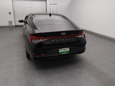 Used 2023 Hyundai Elantra Limited w/ Preferred Accessory Package FWD image 6