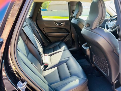 Used 2020 Volvo XC60 T5 Momentum image 25