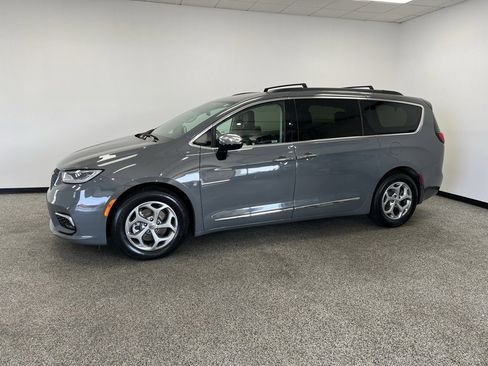 Used 2023 Chrysler Pacifica Limited image 22
