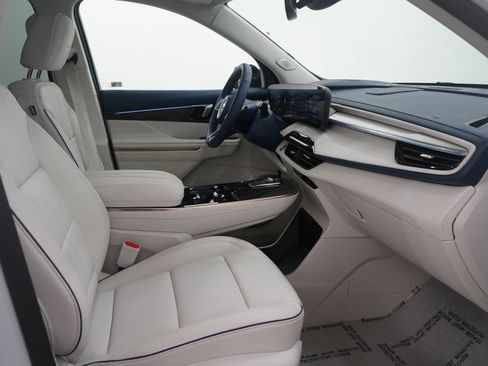 Used 2025 Buick Enclave Avenir image 15