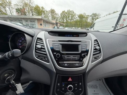 Used 2015 Hyundai Elantra SE FWD image 24