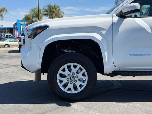 Used 2025 Toyota Tacoma SR5 AWD/4WD image 22