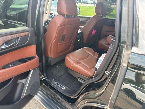 Used 2016 Cadillac Escalade Luxury AWD/4WD image 13