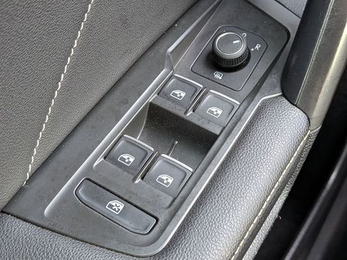 Used 2022 Volkswagen Tiguan SE R-Line image 25