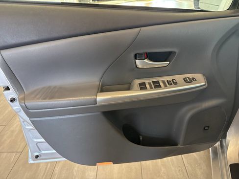 Used 2014 Toyota Prius V Five image 15