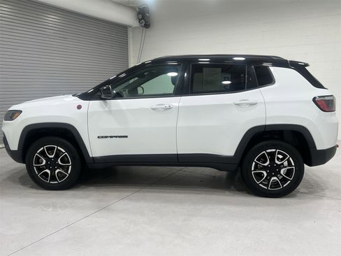 Used 2024 Jeep Compass Trailhawk image 5