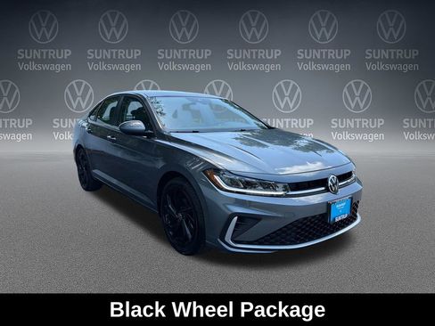 Used 2025 Volkswagen Jetta SE w/ Sunroof Package FWD image 9
